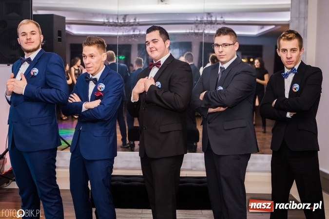 Zdjęcie w galerii na portalu naszraciborz.pl: Maturzyści Specjalnego Ośrodka Szkolno-Wychowawczego dla Niesłyszących i Słabosłyszących bawią się na studniówce wiadomości z regionu