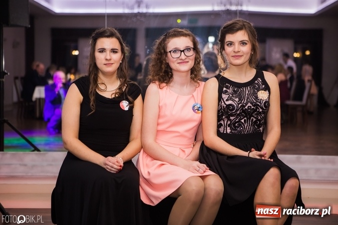 Zdjęcie w galerii na portalu naszraciborz.pl: Maturzyści Specjalnego Ośrodka Szkolno-Wychowawczego dla Niesłyszących i Słabosłyszących bawią się na studniówce wiadomości z regionu