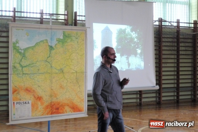 Zdjęcie w galerii na portalu naszraciborz.pl: Dookoła Polski na jednej nodze - Piotr Suchan spotkał się z uczniami ZSO w Tworkowie wiadomości z regionu