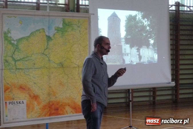 Zdjęcie w galerii na portalu naszraciborz.pl: Dookoła Polski na jednej nodze - Piotr Suchan spotkał się z uczniami ZSO w Tworkowie wiadomości z regionu