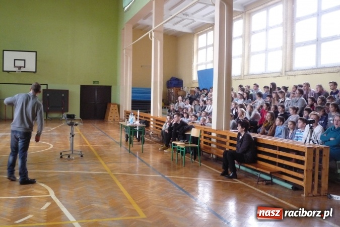 Zdjęcie w galerii na portalu naszraciborz.pl: Dookoła Polski na jednej nodze - Piotr Suchan spotkał się z uczniami ZSO w Tworkowie wiadomości z regionu