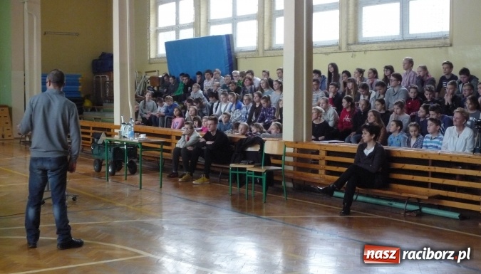 Zdjęcie w galerii na portalu naszraciborz.pl: Dookoła Polski na jednej nodze - Piotr Suchan spotkał się z uczniami ZSO w Tworkowie wiadomości z regionu