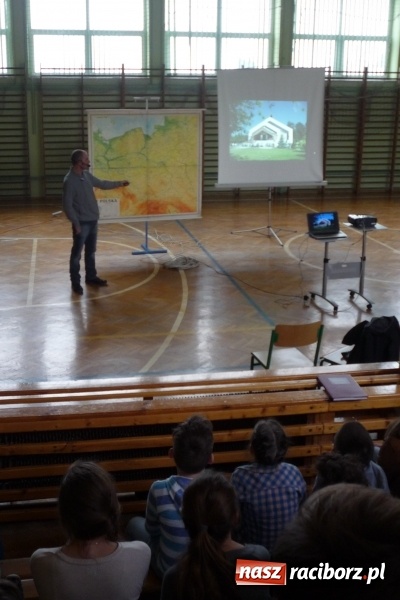 Zdjęcie w galerii na portalu naszraciborz.pl: Dookoła Polski na jednej nodze - Piotr Suchan spotkał się z uczniami ZSO w Tworkowie wiadomości z regionu