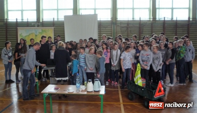 Zdjęcie w galerii na portalu naszraciborz.pl: Dookoła Polski na jednej nodze - Piotr Suchan spotkał się z uczniami ZSO w Tworkowie wiadomości z regionu