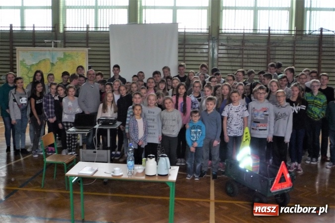 Zdjęcie w galerii na portalu naszraciborz.pl: Dookoła Polski na jednej nodze - Piotr Suchan spotkał się z uczniami ZSO w Tworkowie wiadomości z regionu