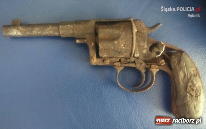 Zdjęcie w galerii na portalu naszraciborz.pl: Policjanci zlikwidowali nielegalny arsenał broni, amunicji i materiałów wybuchowych  wiadomości z regionu