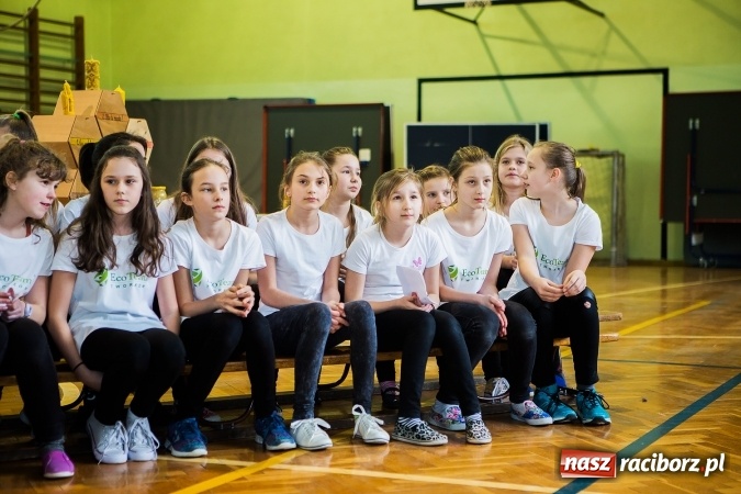 Zdjęcie w galerii na portalu naszraciborz.pl: Marcin Dubiel, znany youtuber odwiedził dziś uczni&oacute;w szkoły w Tworkowie wiadomości z regionu