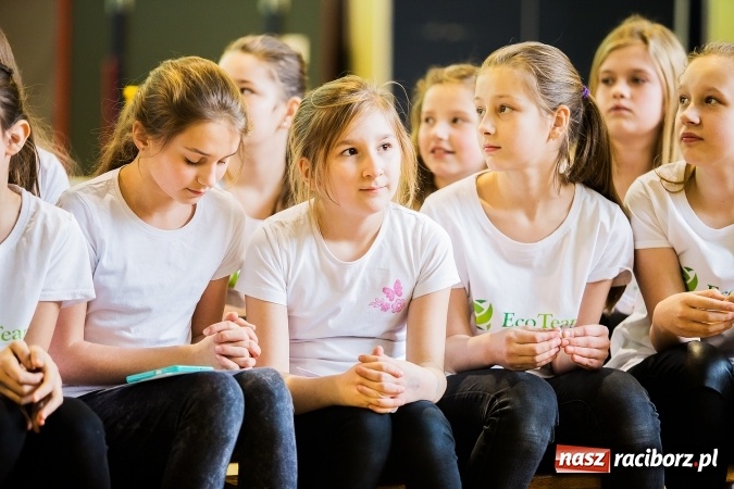 Zdjęcie w galerii na portalu naszraciborz.pl: Marcin Dubiel, znany youtuber odwiedził dziś uczni&oacute;w szkoły w Tworkowie wiadomości z regionu