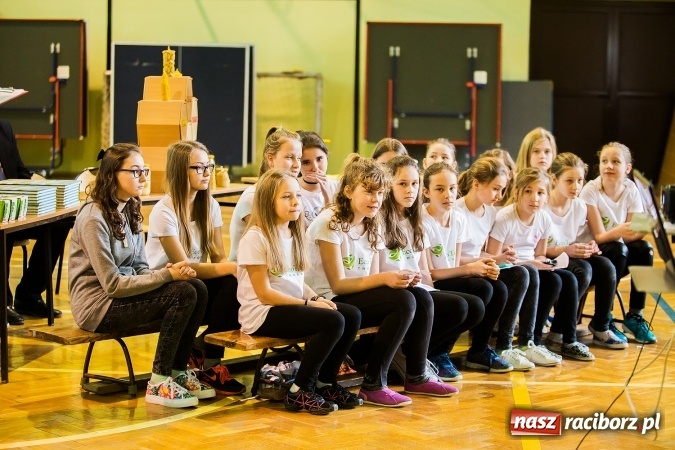 Zdjęcie w galerii na portalu naszraciborz.pl: Marcin Dubiel, znany youtuber odwiedził dziś uczni&oacute;w szkoły w Tworkowie wiadomości z regionu