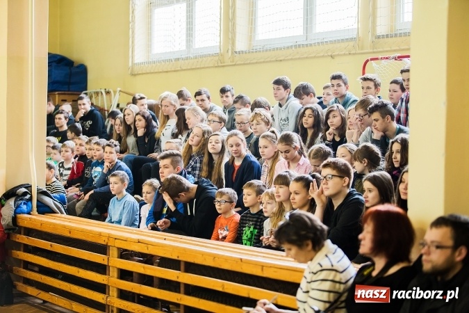 Zdjęcie w galerii na portalu naszraciborz.pl: Marcin Dubiel, znany youtuber odwiedził dziś uczni&oacute;w szkoły w Tworkowie wiadomości z regionu