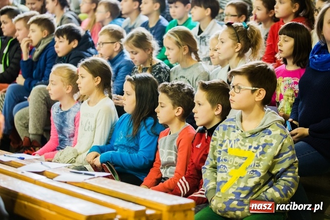 Zdjęcie w galerii na portalu naszraciborz.pl: Marcin Dubiel, znany youtuber odwiedził dziś uczni&oacute;w szkoły w Tworkowie wiadomości z regionu