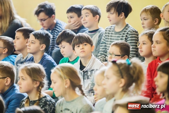 Zdjęcie w galerii na portalu naszraciborz.pl: Marcin Dubiel, znany youtuber odwiedził dziś uczni&oacute;w szkoły w Tworkowie wiadomości z regionu