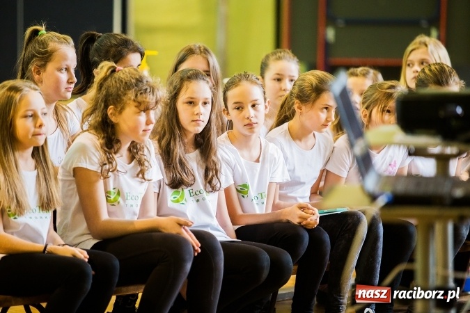 Zdjęcie w galerii na portalu naszraciborz.pl: Marcin Dubiel, znany youtuber odwiedził dziś uczni&oacute;w szkoły w Tworkowie wiadomości z regionu