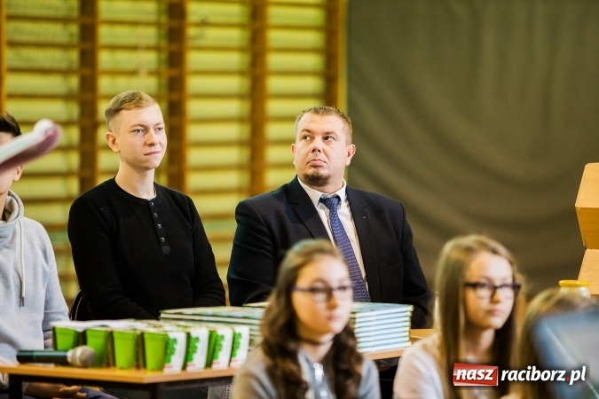 Zdjęcie w galerii na portalu naszraciborz.pl: Marcin Dubiel, znany youtuber odwiedził dziś uczni&oacute;w szkoły w Tworkowie wiadomości z regionu