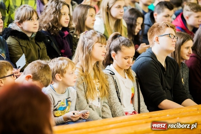 Zdjęcie w galerii na portalu naszraciborz.pl: Marcin Dubiel, znany youtuber odwiedził dziś uczni&oacute;w szkoły w Tworkowie wiadomości z regionu