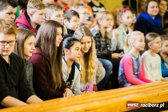 Zdjęcie w galerii na portalu naszraciborz.pl: Marcin Dubiel, znany youtuber odwiedził dziś uczni&oacute;w szkoły w Tworkowie wiadomości z regionu