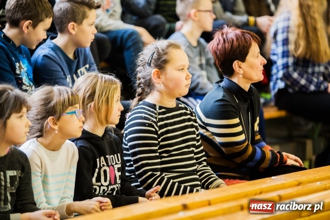 Zdjęcie w galerii na portalu naszraciborz.pl: Marcin Dubiel, znany youtuber odwiedził dziś uczni&oacute;w szkoły w Tworkowie wiadomości z regionu