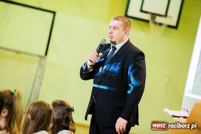 Zdjęcie w galerii na portalu naszraciborz.pl: Marcin Dubiel, znany youtuber odwiedził dziś uczni&oacute;w szkoły w Tworkowie wiadomości z regionu