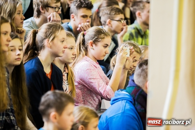 Zdjęcie w galerii na portalu naszraciborz.pl: Marcin Dubiel, znany youtuber odwiedził dziś uczni&oacute;w szkoły w Tworkowie wiadomości z regionu