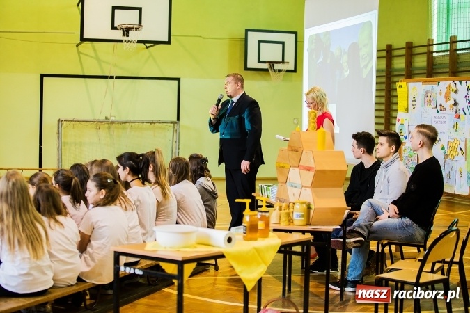 Zdjęcie w galerii na portalu naszraciborz.pl: Marcin Dubiel, znany youtuber odwiedził dziś uczni&oacute;w szkoły w Tworkowie wiadomości z regionu