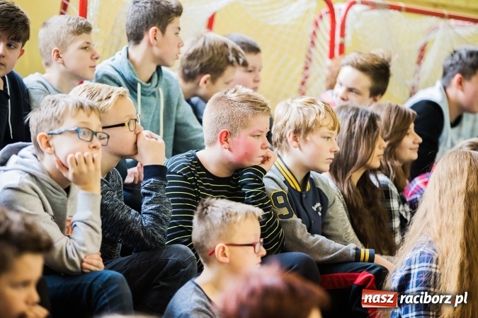 Zdjęcie w galerii na portalu naszraciborz.pl: Marcin Dubiel, znany youtuber odwiedził dziś uczni&oacute;w szkoły w Tworkowie wiadomości z regionu