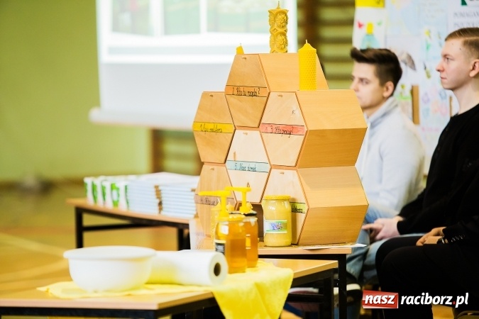 Zdjęcie w galerii na portalu naszraciborz.pl: Marcin Dubiel, znany youtuber odwiedził dziś uczni&oacute;w szkoły w Tworkowie wiadomości z regionu