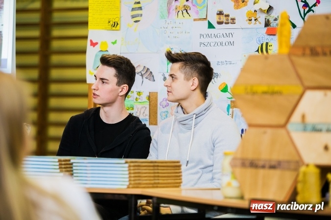 Zdjęcie w galerii na portalu naszraciborz.pl: Marcin Dubiel, znany youtuber odwiedził dziś uczni&oacute;w szkoły w Tworkowie wiadomości z regionu