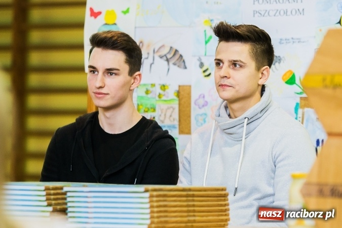 Zdjęcie w galerii na portalu naszraciborz.pl: Marcin Dubiel, znany youtuber odwiedził dziś uczni&oacute;w szkoły w Tworkowie wiadomości z regionu
