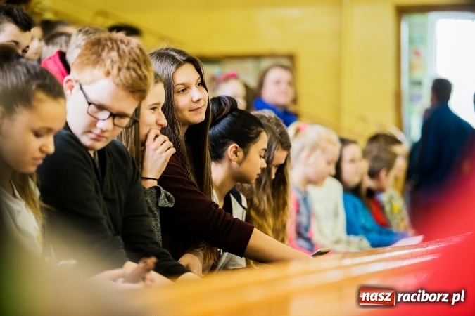 Zdjęcie w galerii na portalu naszraciborz.pl: Marcin Dubiel, znany youtuber odwiedził dziś uczni&oacute;w szkoły w Tworkowie wiadomości z regionu