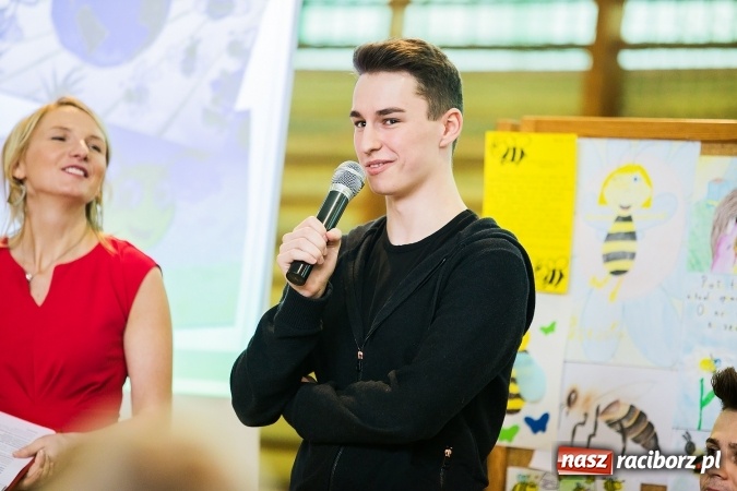 Zdjęcie w galerii na portalu naszraciborz.pl: Marcin Dubiel, znany youtuber odwiedził dziś uczni&oacute;w szkoły w Tworkowie wiadomości z regionu