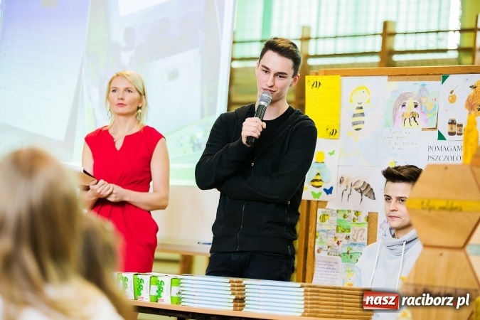 Zdjęcie w galerii na portalu naszraciborz.pl: Marcin Dubiel, znany youtuber odwiedził dziś uczni&oacute;w szkoły w Tworkowie wiadomości z regionu
