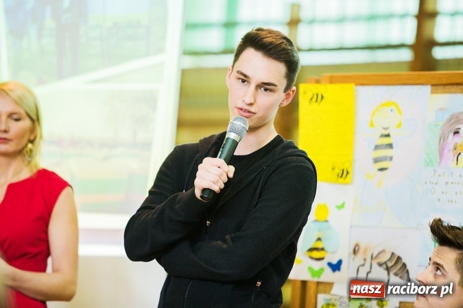 Zdjęcie w galerii na portalu naszraciborz.pl: Marcin Dubiel, znany youtuber odwiedził dziś uczni&oacute;w szkoły w Tworkowie wiadomości z regionu