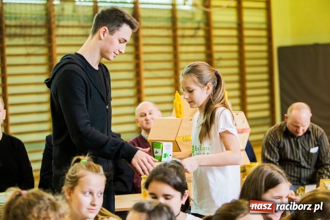 Zdjęcie w galerii na portalu naszraciborz.pl: Marcin Dubiel, znany youtuber odwiedził dziś uczni&oacute;w szkoły w Tworkowie wiadomości z regionu