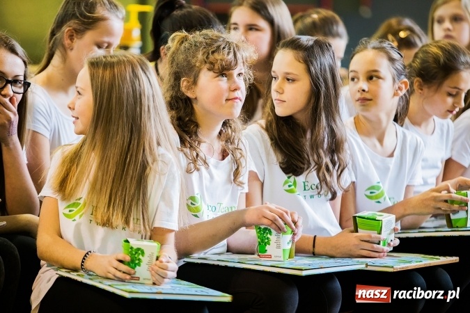 Zdjęcie w galerii na portalu naszraciborz.pl: Marcin Dubiel, znany youtuber odwiedził dziś uczni&oacute;w szkoły w Tworkowie wiadomości z regionu