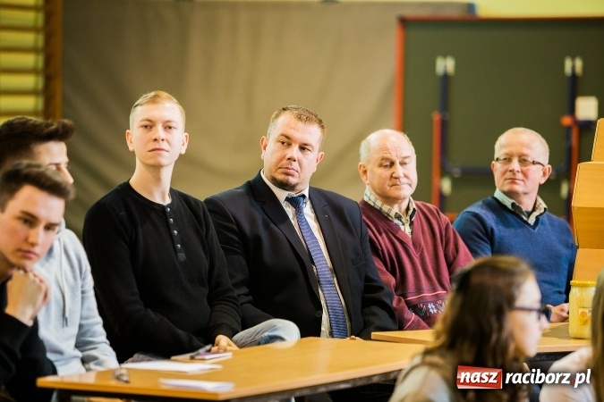 Zdjęcie w galerii na portalu naszraciborz.pl: Marcin Dubiel, znany youtuber odwiedził dziś uczni&oacute;w szkoły w Tworkowie wiadomości z regionu