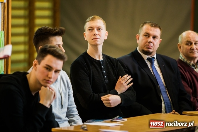 Zdjęcie w galerii na portalu naszraciborz.pl: Marcin Dubiel, znany youtuber odwiedził dziś uczni&oacute;w szkoły w Tworkowie wiadomości z regionu