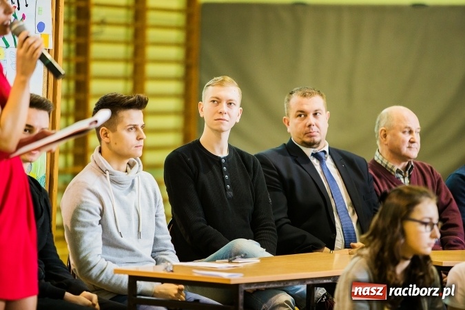 Zdjęcie w galerii na portalu naszraciborz.pl: Marcin Dubiel, znany youtuber odwiedził dziś uczni&oacute;w szkoły w Tworkowie wiadomości z regionu