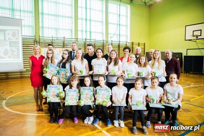 Zdjęcie w galerii na portalu naszraciborz.pl: Marcin Dubiel, znany youtuber odwiedził dziś uczni&oacute;w szkoły w Tworkowie wiadomości z regionu