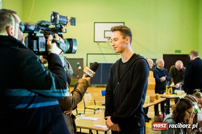 Zdjęcie w galerii na portalu naszraciborz.pl: Marcin Dubiel, znany youtuber odwiedził dziś uczni&oacute;w szkoły w Tworkowie wiadomości z regionu