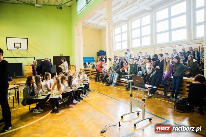 Zdjęcie w galerii na portalu naszraciborz.pl: Marcin Dubiel, znany youtuber odwiedził dziś uczni&oacute;w szkoły w Tworkowie wiadomości z regionu