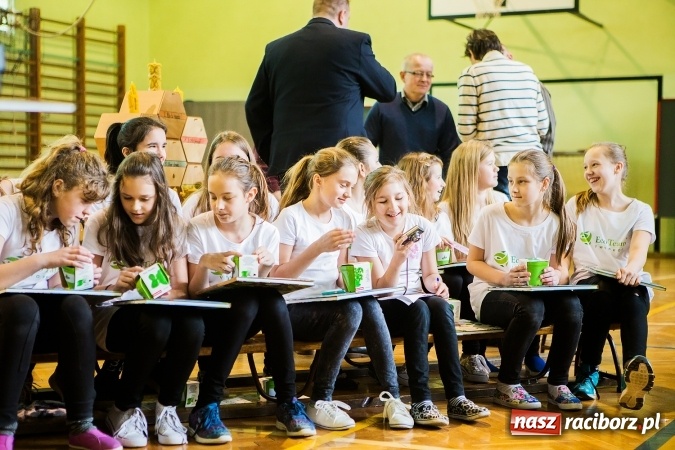 Zdjęcie w galerii na portalu naszraciborz.pl: Marcin Dubiel, znany youtuber odwiedził dziś uczni&oacute;w szkoły w Tworkowie wiadomości z regionu