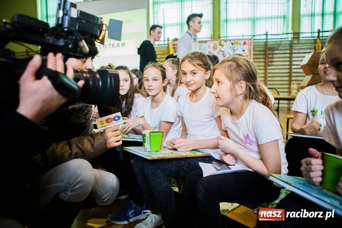 Zdjęcie w galerii na portalu naszraciborz.pl: Marcin Dubiel, znany youtuber odwiedził dziś uczni&oacute;w szkoły w Tworkowie wiadomości z regionu