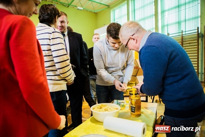 Zdjęcie w galerii na portalu naszraciborz.pl: Marcin Dubiel, znany youtuber odwiedził dziś uczni&oacute;w szkoły w Tworkowie wiadomości z regionu