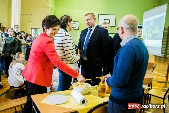 Zdjęcie w galerii na portalu naszraciborz.pl: Marcin Dubiel, znany youtuber odwiedził dziś uczni&oacute;w szkoły w Tworkowie wiadomości z regionu