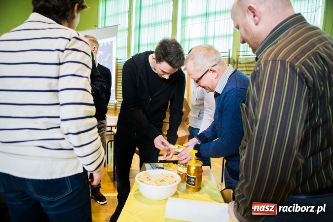 Zdjęcie w galerii na portalu naszraciborz.pl: Marcin Dubiel, znany youtuber odwiedził dziś uczni&oacute;w szkoły w Tworkowie wiadomości z regionu