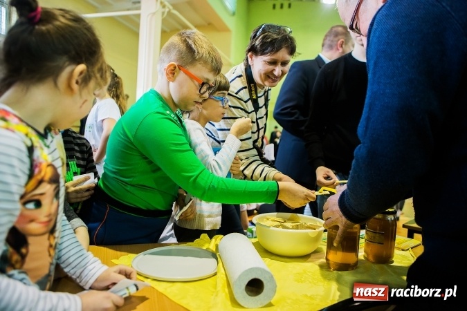 Zdjęcie w galerii na portalu naszraciborz.pl: Marcin Dubiel, znany youtuber odwiedził dziś uczni&oacute;w szkoły w Tworkowie wiadomości z regionu