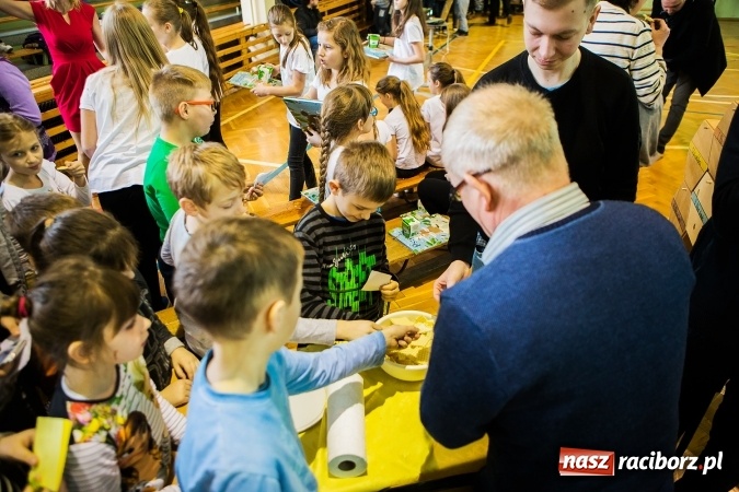 Zdjęcie w galerii na portalu naszraciborz.pl: Marcin Dubiel, znany youtuber odwiedził dziś uczni&oacute;w szkoły w Tworkowie wiadomości z regionu