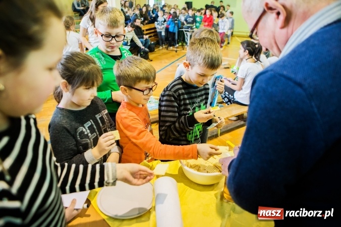 Zdjęcie w galerii na portalu naszraciborz.pl: Marcin Dubiel, znany youtuber odwiedził dziś uczni&oacute;w szkoły w Tworkowie wiadomości z regionu