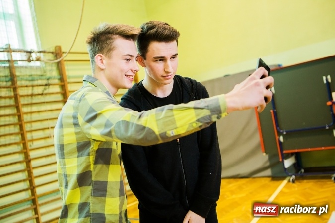 Zdjęcie w galerii na portalu naszraciborz.pl: Marcin Dubiel, znany youtuber odwiedził dziś uczni&oacute;w szkoły w Tworkowie wiadomości z regionu