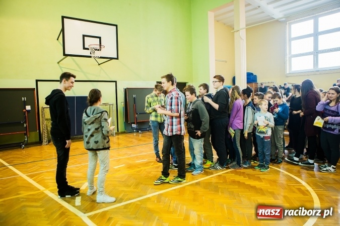Zdjęcie w galerii na portalu naszraciborz.pl: Marcin Dubiel, znany youtuber odwiedził dziś uczni&oacute;w szkoły w Tworkowie wiadomości z regionu